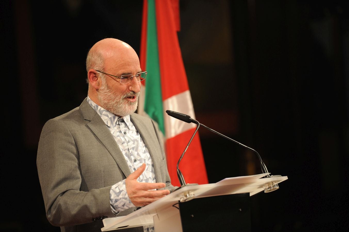 La ministra de Educaciónl, Isabel Celaá, ha hecho entrega este miércoles de la Gran Cruz de la Orden Civil de Alfonso X El Sabio, concedida por el Consejo de Ministros, al escritor Raúl Guerra Garrido. La entrega ha tenido lugar en marco del homenaje tributado por la Diputación Foral de Gipuzkoa al escritor en San Sebastián.