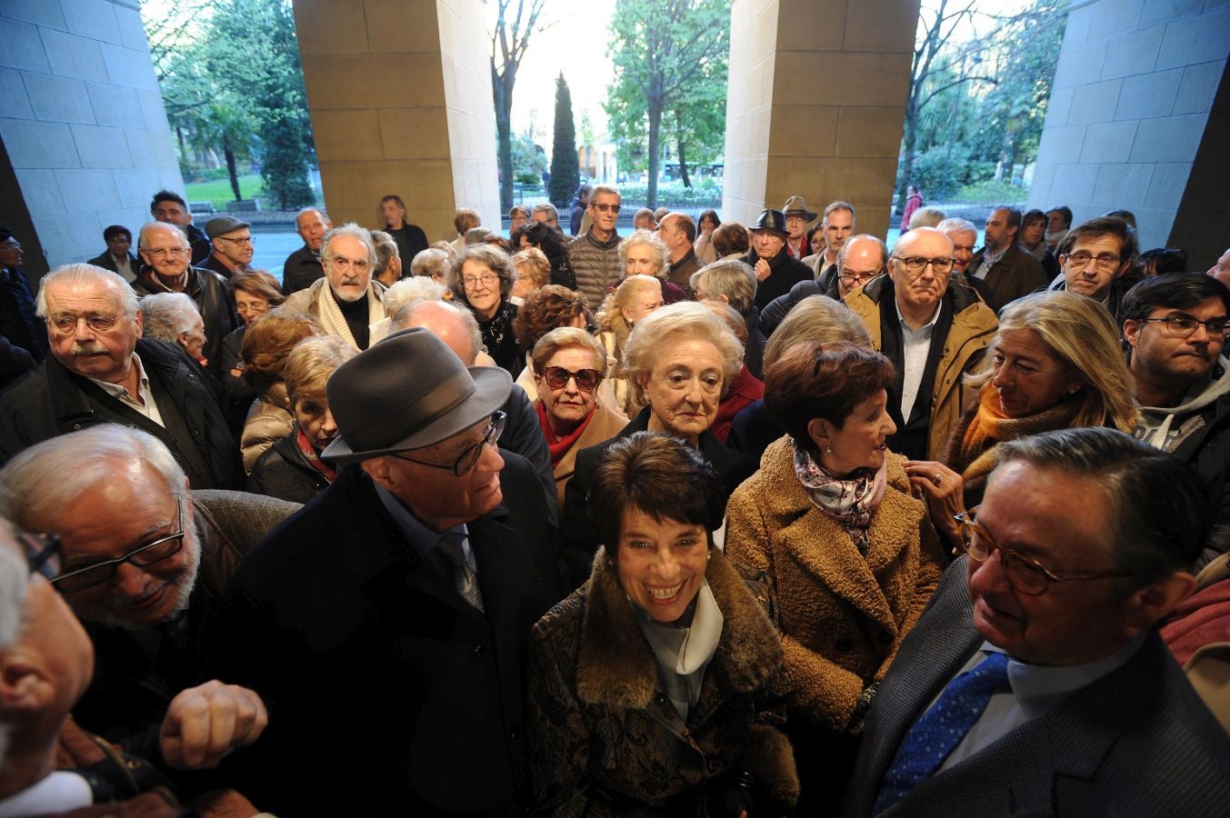 La ministra de Educaciónl, Isabel Celaá, ha hecho entrega este miércoles de la Gran Cruz de la Orden Civil de Alfonso X El Sabio, concedida por el Consejo de Ministros, al escritor Raúl Guerra Garrido. La entrega ha tenido lugar en marco del homenaje tributado por la Diputación Foral de Gipuzkoa al escritor en San Sebastián.