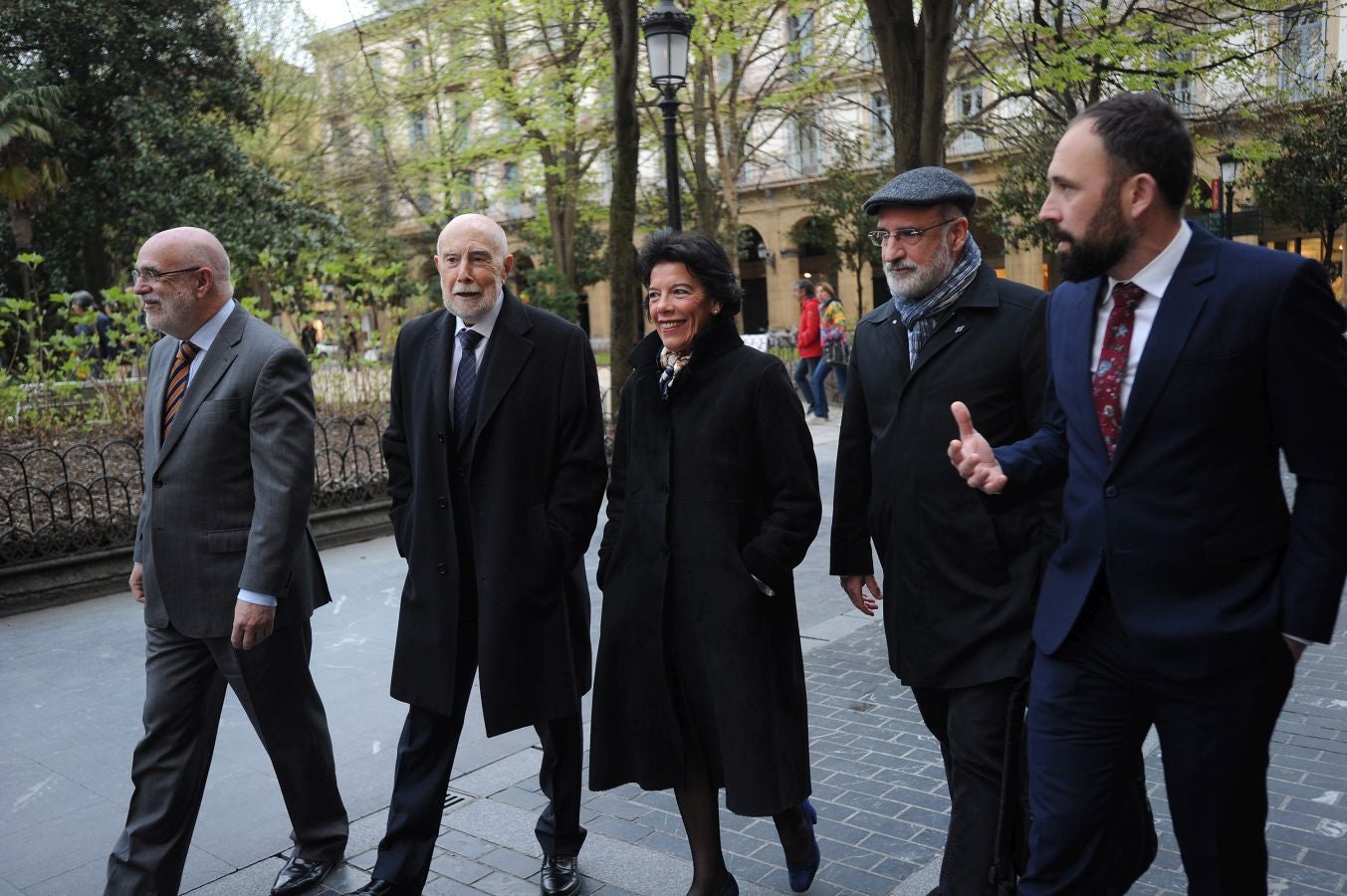 La ministra de Educaciónl, Isabel Celaá, ha hecho entrega este miércoles de la Gran Cruz de la Orden Civil de Alfonso X El Sabio, concedida por el Consejo de Ministros, al escritor Raúl Guerra Garrido. La entrega ha tenido lugar en marco del homenaje tributado por la Diputación Foral de Gipuzkoa al escritor en San Sebastián.