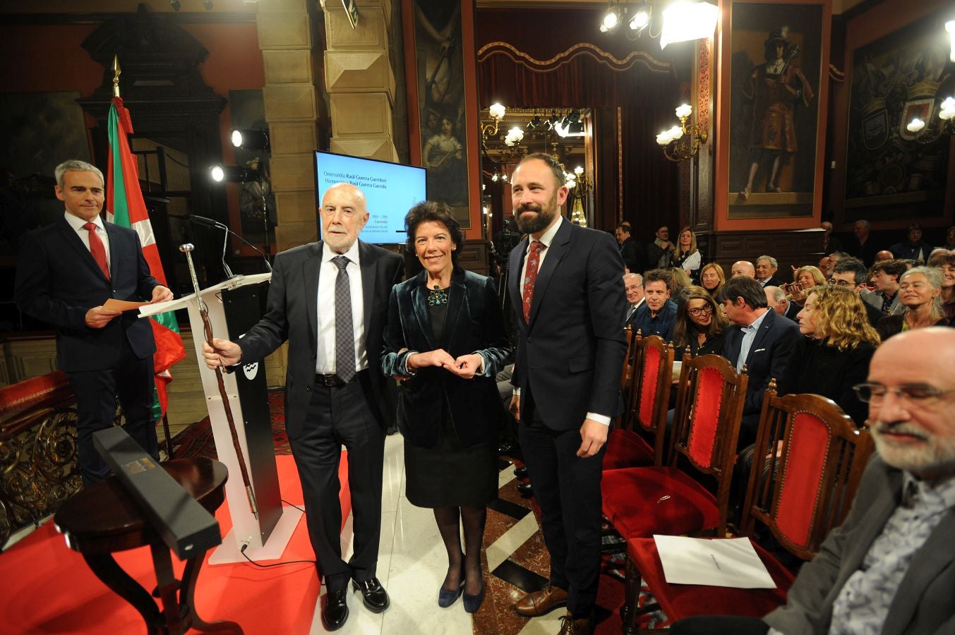 La ministra de Educaciónl, Isabel Celaá, ha hecho entrega este miércoles de la Gran Cruz de la Orden Civil de Alfonso X El Sabio, concedida por el Consejo de Ministros, al escritor Raúl Guerra Garrido. La entrega ha tenido lugar en marco del homenaje tributado por la Diputación Foral de Gipuzkoa al escritor en San Sebastián.