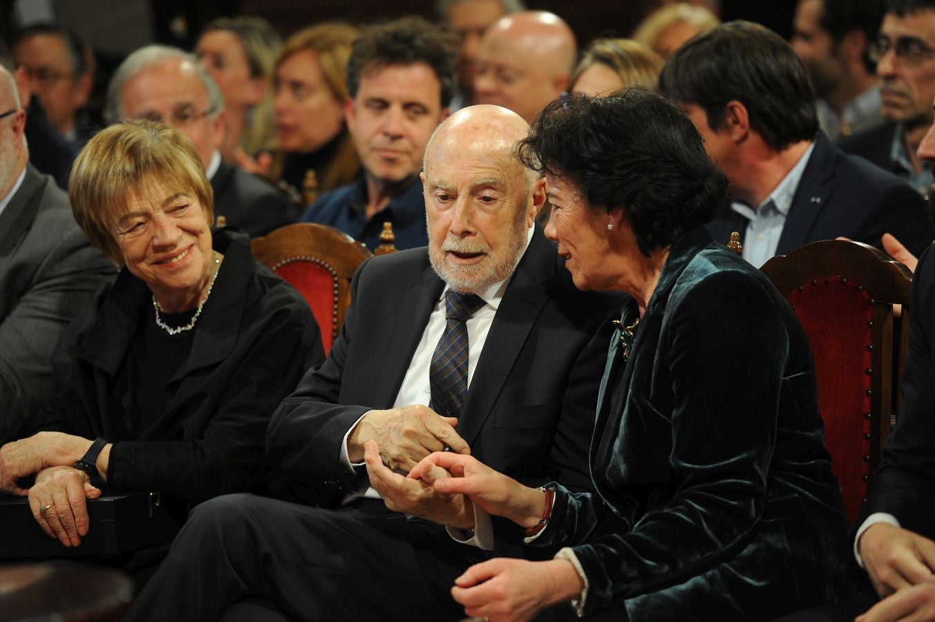 La ministra de Educaciónl, Isabel Celaá, ha hecho entrega este miércoles de la Gran Cruz de la Orden Civil de Alfonso X El Sabio, concedida por el Consejo de Ministros, al escritor Raúl Guerra Garrido. La entrega ha tenido lugar en marco del homenaje tributado por la Diputación Foral de Gipuzkoa al escritor en San Sebastián.