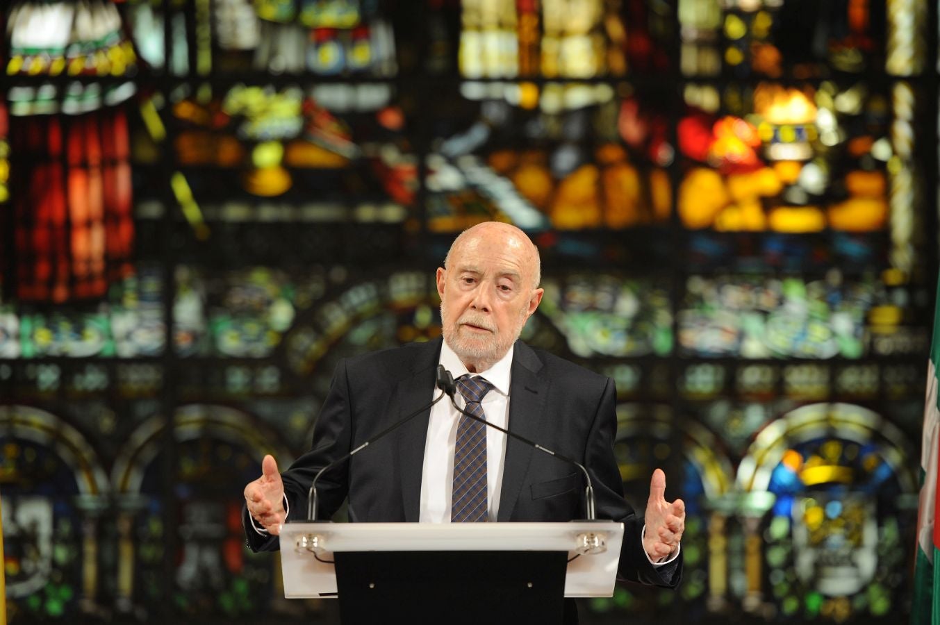 La ministra de Educaciónl, Isabel Celaá, ha hecho entrega este miércoles de la Gran Cruz de la Orden Civil de Alfonso X El Sabio, concedida por el Consejo de Ministros, al escritor Raúl Guerra Garrido. La entrega ha tenido lugar en marco del homenaje tributado por la Diputación Foral de Gipuzkoa al escritor en San Sebastián.