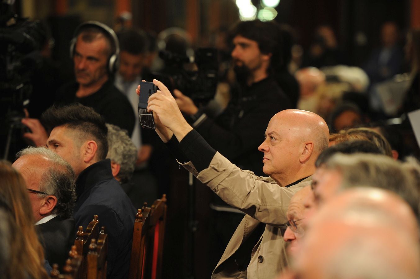 La ministra de Educaciónl, Isabel Celaá, ha hecho entrega este miércoles de la Gran Cruz de la Orden Civil de Alfonso X El Sabio, concedida por el Consejo de Ministros, al escritor Raúl Guerra Garrido. La entrega ha tenido lugar en marco del homenaje tributado por la Diputación Foral de Gipuzkoa al escritor en San Sebastián.