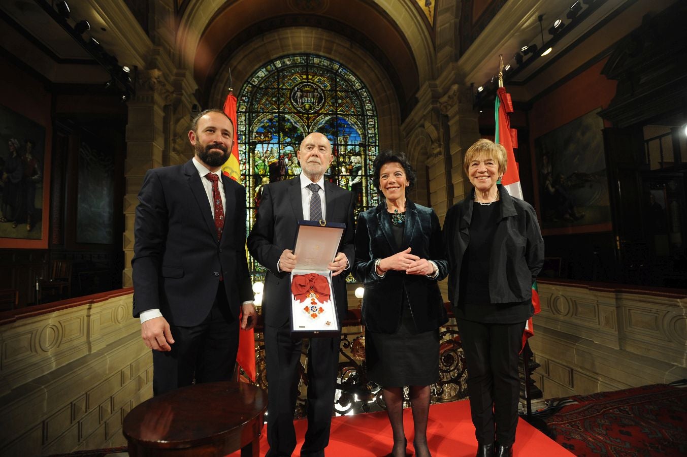 La ministra de Educaciónl, Isabel Celaá, ha hecho entrega este miércoles de la Gran Cruz de la Orden Civil de Alfonso X El Sabio, concedida por el Consejo de Ministros, al escritor Raúl Guerra Garrido. La entrega ha tenido lugar en marco del homenaje tributado por la Diputación Foral de Gipuzkoa al escritor en San Sebastián.