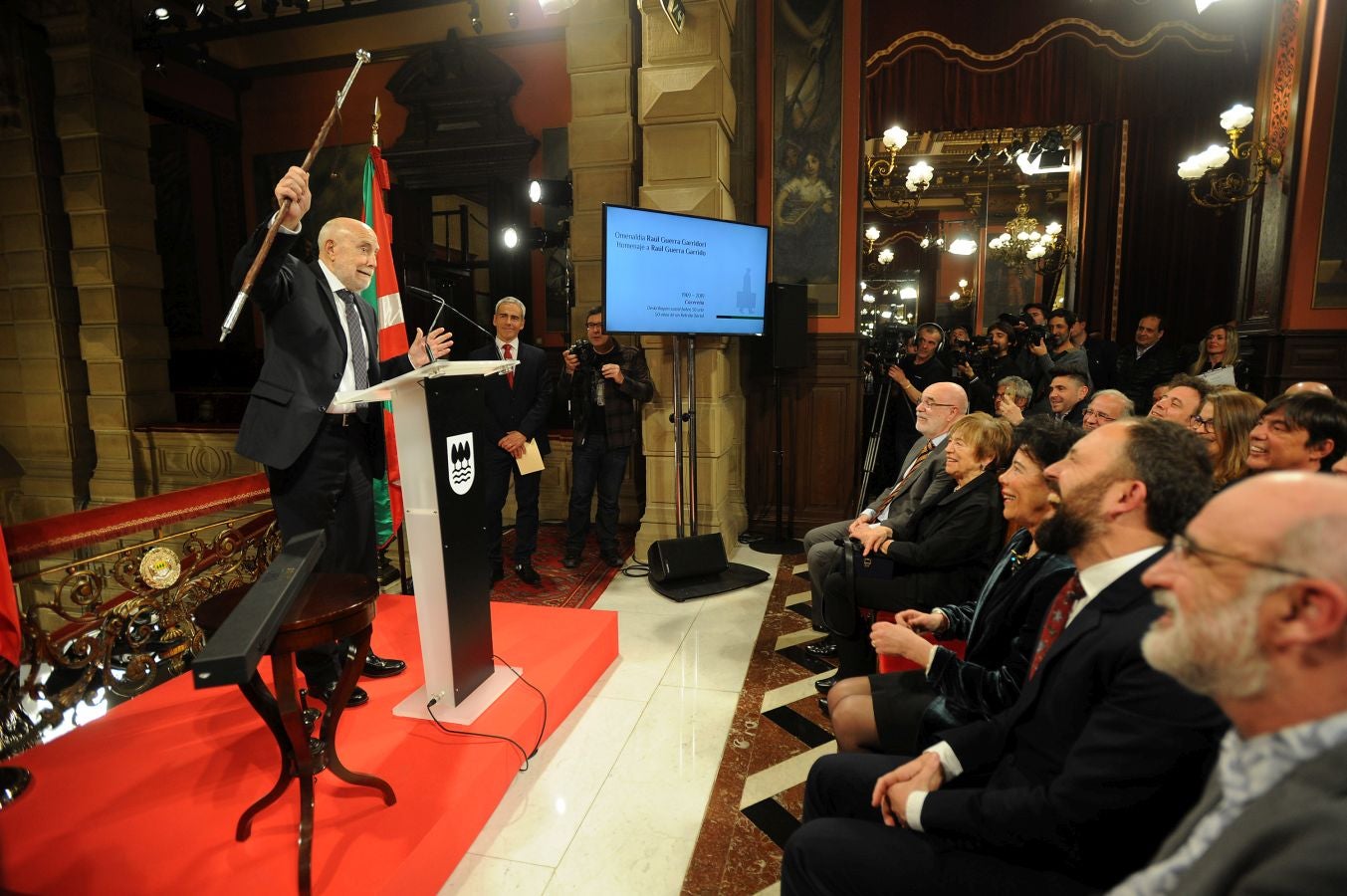 La ministra de Educaciónl, Isabel Celaá, ha hecho entrega este miércoles de la Gran Cruz de la Orden Civil de Alfonso X El Sabio, concedida por el Consejo de Ministros, al escritor Raúl Guerra Garrido. La entrega ha tenido lugar en marco del homenaje tributado por la Diputación Foral de Gipuzkoa al escritor en San Sebastián.