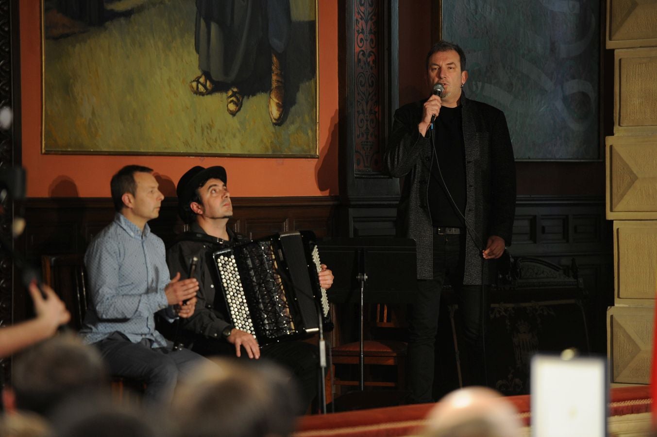 La ministra de Educaciónl, Isabel Celaá, ha hecho entrega este miércoles de la Gran Cruz de la Orden Civil de Alfonso X El Sabio, concedida por el Consejo de Ministros, al escritor Raúl Guerra Garrido. La entrega ha tenido lugar en marco del homenaje tributado por la Diputación Foral de Gipuzkoa al escritor en San Sebastián.