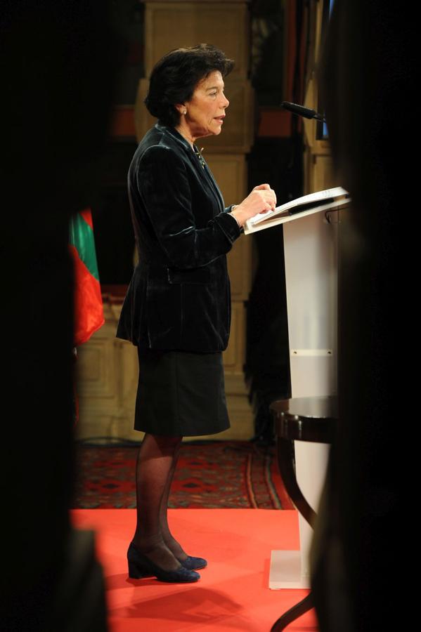 La ministra de Educaciónl, Isabel Celaá, ha hecho entrega este miércoles de la Gran Cruz de la Orden Civil de Alfonso X El Sabio, concedida por el Consejo de Ministros, al escritor Raúl Guerra Garrido. La entrega ha tenido lugar en marco del homenaje tributado por la Diputación Foral de Gipuzkoa al escritor en San Sebastián.