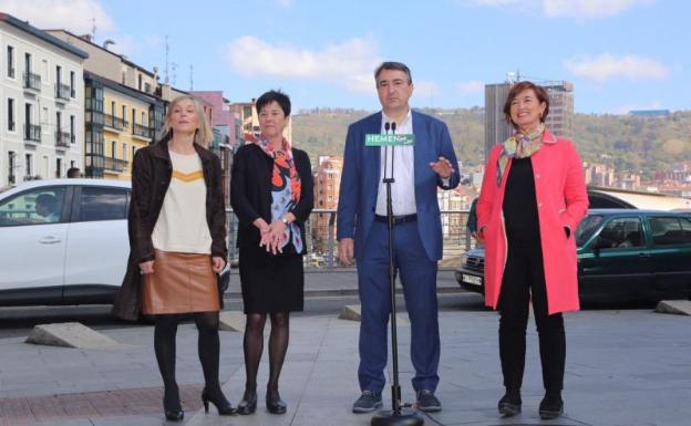 Aitor Esteban, acompañado de otras candidatas al Congreso por Bizkaia, ha realizado un acto preelectoral en Bilbao.