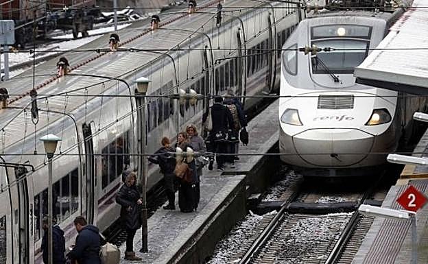 Competencia multa a 15 empresas por repartirse concursos públicos de Adif