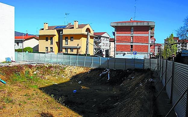 Cambio de vallas. Estado actual de la parcela en Alberto Larzabal.