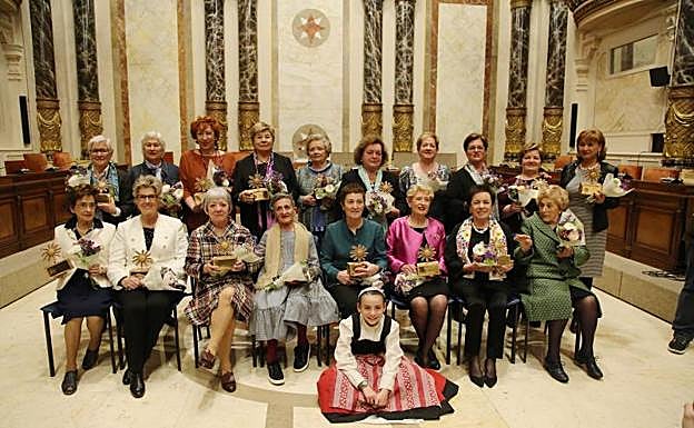 Las homenajeadas posan con los 'eguzkilores' que recibieron como reconocimiento a su labor. 