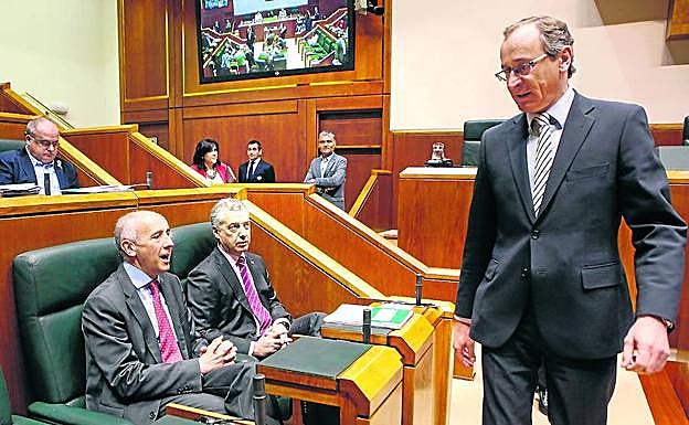 Josu Erkoreka, Iñigo Urkullu y varias parlamentarias del PNV escuchan a Alfonso Alonso (PP) en el último pleno de control. 