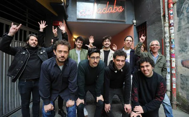 En primer plano, Iñaki Otalora, Sebastián Salaberry, Jon Ander Soto y Álex López Allende, cuatro de los seis socios del Dabadaba junto a buena parte de la plantilla de la sala.