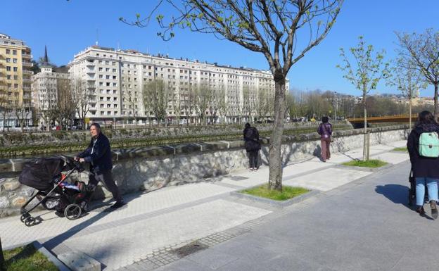 El tramo entre los puentes José Antonio Agirre y Mundaiz, que desde hace años tenía una altura sobre rasante peligrosamente baja, ya ha sido reformado.