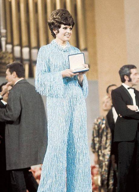 Imagen - Salomé, con el trofeo de ganadora en 1969