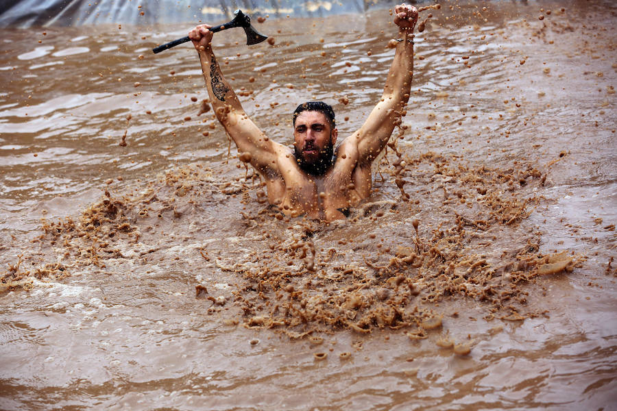 Miles de personas han participado en la Carrera del Barro de Tel Aviv (Israel), en el parque de Yarkon, que consta de un recorrido de 10 kilómetros con barro, agua y obstáculos artificiales.