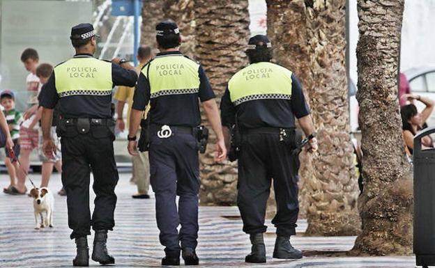 Agentes de la Policía Local de Alicante en una imagen de archivo.