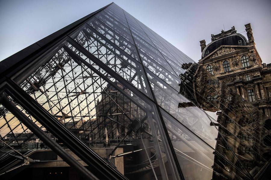 n los cristales de la pirámide del Museo del Louvre, que este viernes ha cumplido 30 años convertida en un emblema más de la ciudad, ya no quedan cicatrices de la controversia que provocó su diseño vanguardista en medio de un palacio neoclásico.