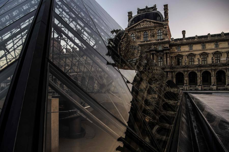 n los cristales de la pirámide del Museo del Louvre, que este viernes ha cumplido 30 años convertida en un emblema más de la ciudad, ya no quedan cicatrices de la controversia que provocó su diseño vanguardista en medio de un palacio neoclásico.