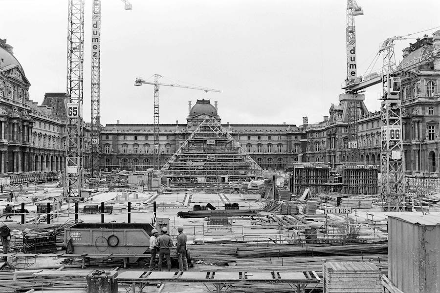 n los cristales de la pirámide del Museo del Louvre, que este viernes ha cumplido 30 años convertida en un emblema más de la ciudad, ya no quedan cicatrices de la controversia que provocó su diseño vanguardista en medio de un palacio neoclásico.