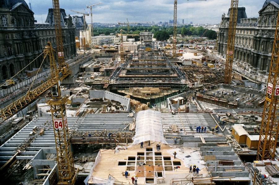 n los cristales de la pirámide del Museo del Louvre, que este viernes ha cumplido 30 años convertida en un emblema más de la ciudad, ya no quedan cicatrices de la controversia que provocó su diseño vanguardista en medio de un palacio neoclásico.