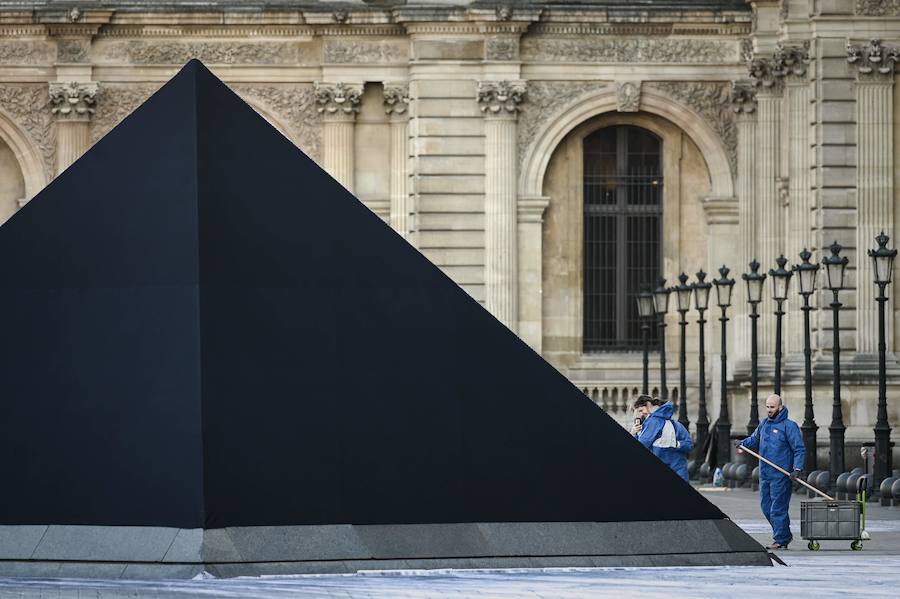 n los cristales de la pirámide del Museo del Louvre, que este viernes ha cumplido 30 años convertida en un emblema más de la ciudad, ya no quedan cicatrices de la controversia que provocó su diseño vanguardista en medio de un palacio neoclásico.