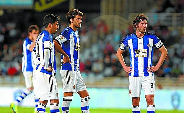 Vela, Prieto y Granero, concentrados, con Mikel González en un segundo plano.