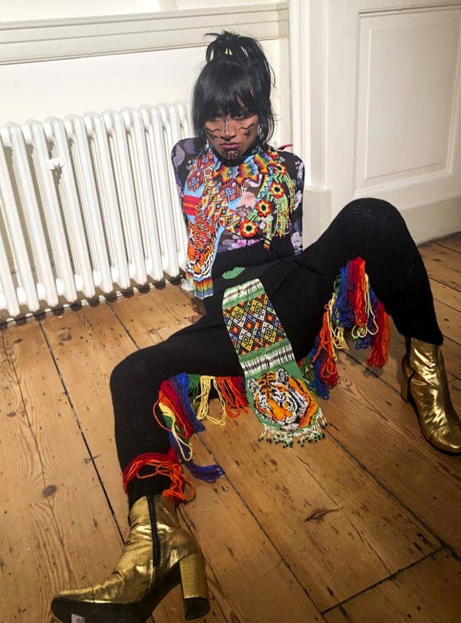 La colombiana Roxana Panchi Gutiérrez, una joven transexual indígena de 24 años, se reúne con sus dos amigas de toda la vida, en el pueblo indígena Cristiania, departamento de Antioquia, para crear accesorios con cuentas. Las mismas cuentas que iluminan las últimas creaciones de la diseñadora colombiana Laura Laurens, cuyos diseños viajan desde Bogotá a Londres, París y Nueva York.