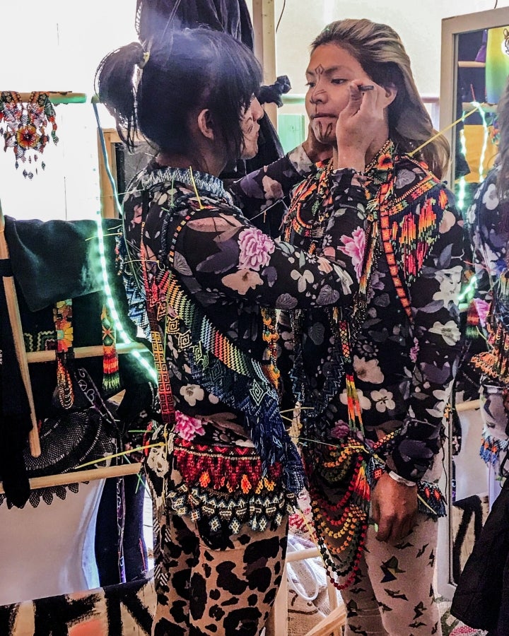 La colombiana Roxana Panchi Gutiérrez, una joven transexual indígena de 24 años, se reúne con sus dos amigas de toda la vida, en el pueblo indígena Cristiania, departamento de Antioquia, para crear accesorios con cuentas. Las mismas cuentas que iluminan las últimas creaciones de la diseñadora colombiana Laura Laurens, cuyos diseños viajan desde Bogotá a Londres, París y Nueva York.