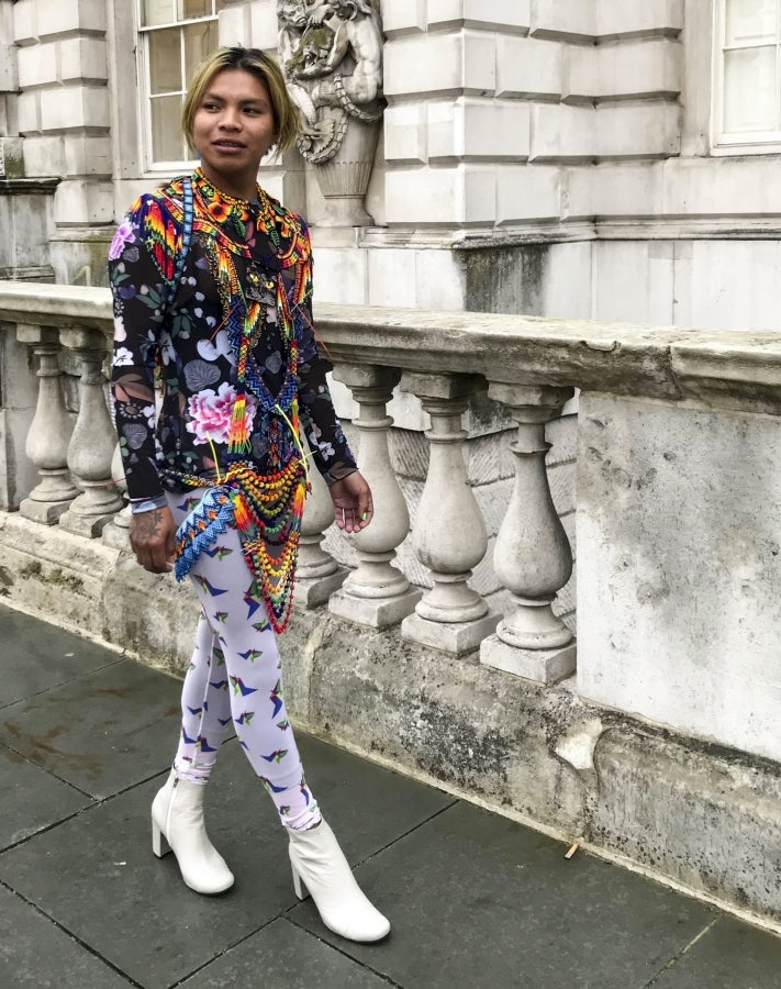 La colombiana Roxana Panchi Gutiérrez, una joven transexual indígena de 24 años, se reúne con sus dos amigas de toda la vida, en el pueblo indígena Cristiania, departamento de Antioquia, para crear accesorios con cuentas. Las mismas cuentas que iluminan las últimas creaciones de la diseñadora colombiana Laura Laurens, cuyos diseños viajan desde Bogotá a Londres, París y Nueva York.