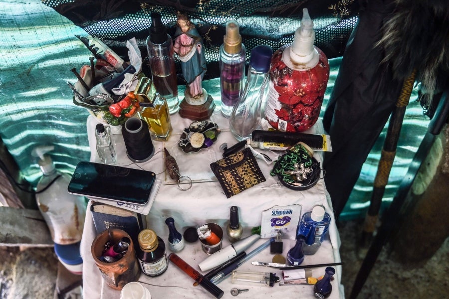 La colombiana Roxana Panchi Gutiérrez, una joven transexual indígena de 24 años, se reúne con sus dos amigas de toda la vida, en el pueblo indígena Cristiania, departamento de Antioquia, para crear accesorios con cuentas. Las mismas cuentas que iluminan las últimas creaciones de la diseñadora colombiana Laura Laurens, cuyos diseños viajan desde Bogotá a Londres, París y Nueva York.