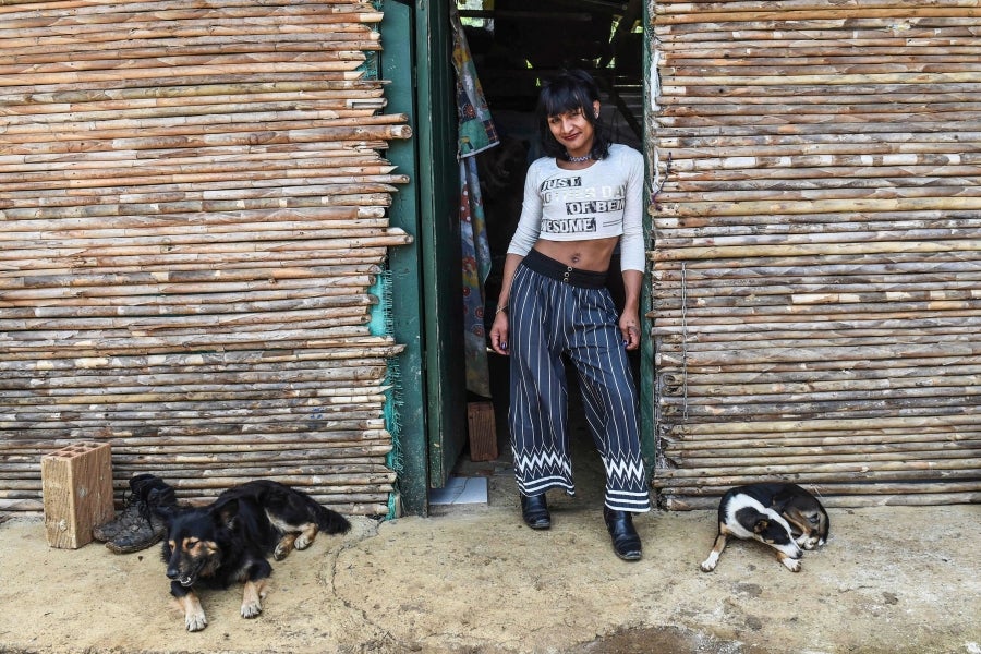 La colombiana Roxana Panchi Gutiérrez, una joven transexual indígena de 24 años, se reúne con sus dos amigas de toda la vida, en el pueblo indígena Cristiania, departamento de Antioquia, para crear accesorios con cuentas. Las mismas cuentas que iluminan las últimas creaciones de la diseñadora colombiana Laura Laurens, cuyos diseños viajan desde Bogotá a Londres, París y Nueva York.