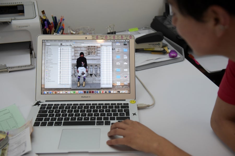 La colombiana Roxana Panchi Gutiérrez, una joven transexual indígena de 24 años, se reúne con sus dos amigas de toda la vida, en el pueblo indígena Cristiania, departamento de Antioquia, para crear accesorios con cuentas. Las mismas cuentas que iluminan las últimas creaciones de la diseñadora colombiana Laura Laurens, cuyos diseños viajan desde Bogotá a Londres, París y Nueva York.