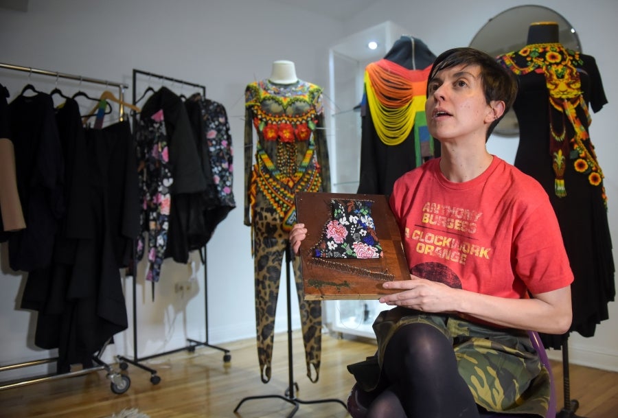 La colombiana Roxana Panchi Gutiérrez, una joven transexual indígena de 24 años, se reúne con sus dos amigas de toda la vida, en el pueblo indígena Cristiania, departamento de Antioquia, para crear accesorios con cuentas. Las mismas cuentas que iluminan las últimas creaciones de la diseñadora colombiana Laura Laurens, cuyos diseños viajan desde Bogotá a Londres, París y Nueva York.