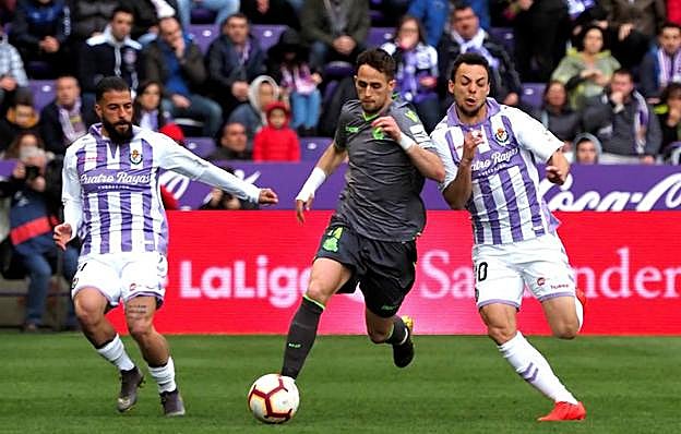 Januzaj trata de regatear a Verde y a Óscar Plano.