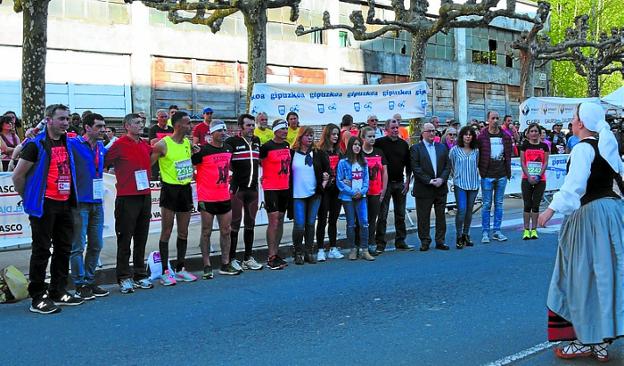 La familia de Diego recibió el dorsal número 1 antes de la prueba.