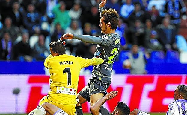 Bautista trata de superar a Masip y dos defensas pucelanos en la última ocasión del partido. 