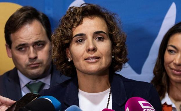 Casado pone a Montserrat al frente de una lista europea con guiños a exministros y a Aznar