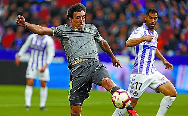 Mikel Oyarzabal, el mejor realista, intenta un centro en complicada posición con el lateral del Valladolid Moyano, cerca. 