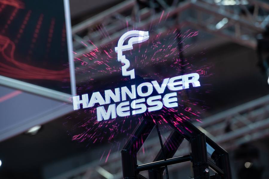 La feria de Hannover se convierte esta semana, con, 6.500 empresas procedentes de 75 países, en el evento que consorcios internacionales, pymes y startups presentan sus tecnologías para la producción industrial y el suministro energético del futuro. Industria 4.0, inteligencia artificial, 5G, construcción ligera y el futuro del trabajo se podrán admirar en este marca que define el rumbo de la industria del futuro