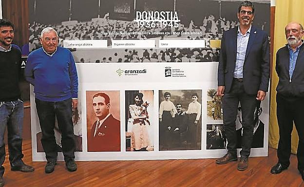 Miembros de Aranzadi junto a Eneko Goia y Paco Etxeberria, ayer en la presentación.