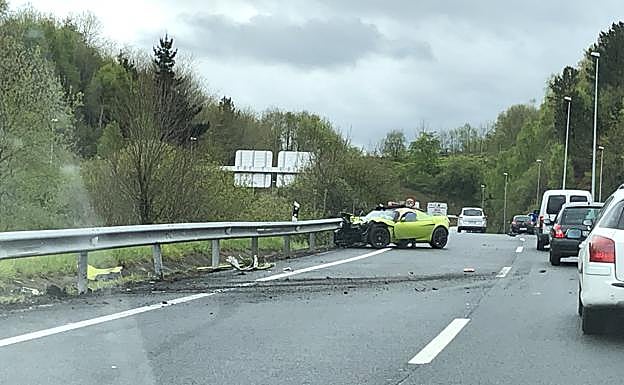 Aparatoso accidente de un coche de alta gama en la GI-11