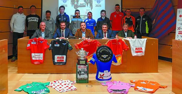 Presentación del 48 Memorial Valenciaga en el ayuntamiento con representantes institucionales, organizadores y ciclistas.
