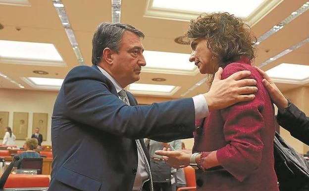 Presión. El portavoz del PNV, Aitor Esteban, habla con la ministra de Hacienda, María Jesús Montero, al final de la larga Diputación Permanente de ayer.