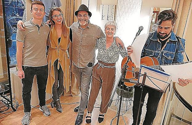 La diseñadora Mariel Nogueira, durante la inauguración de Ulhas, arropada por familiares y amigos. 