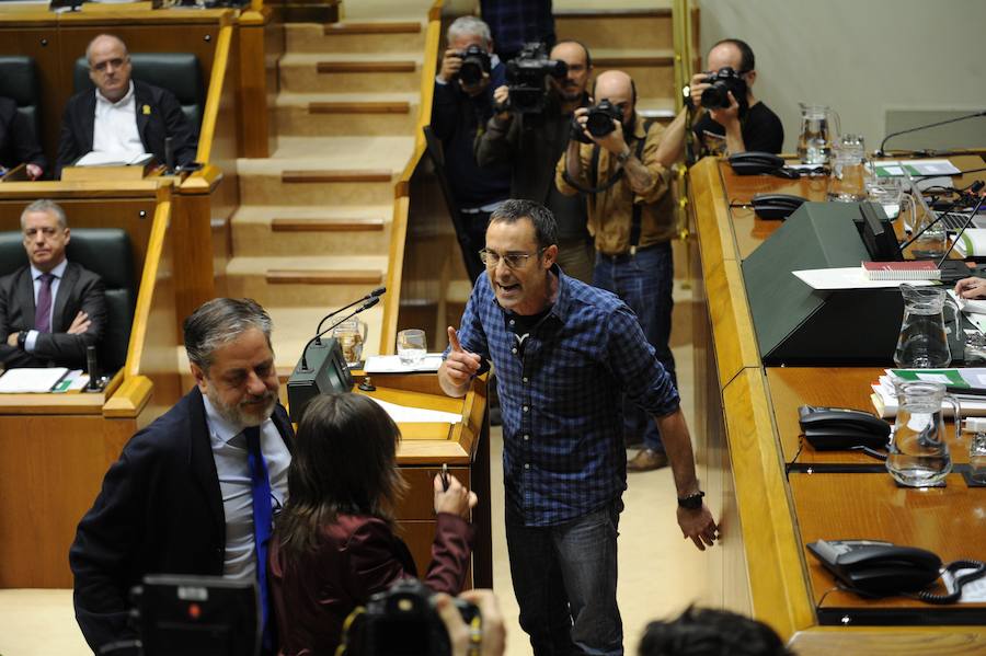 La Cámara vasca registra el momento más tenso de la legislatura en el debate sobre la ley de abusos. Tejeria amaga con suspender la sesión y expulsa a un aforado mientras el PP la abandona como protesta