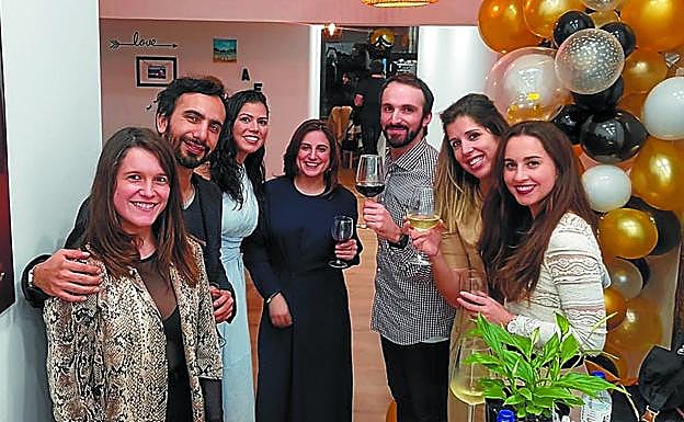 Las responsables del centro, con amigos y familiares durante la inauguración del local en la calle Easo.