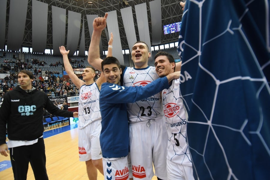 Illunbe es el escenario donde se miden estos dos equipos situados en la parte baja de la tabla. 