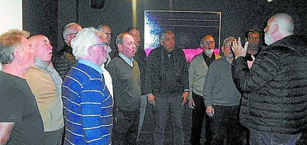 Miembros de la coral Gaztelupe cantan en el Aquarium, el pasado miércoles, durante la presentación del viaje a Cuba.