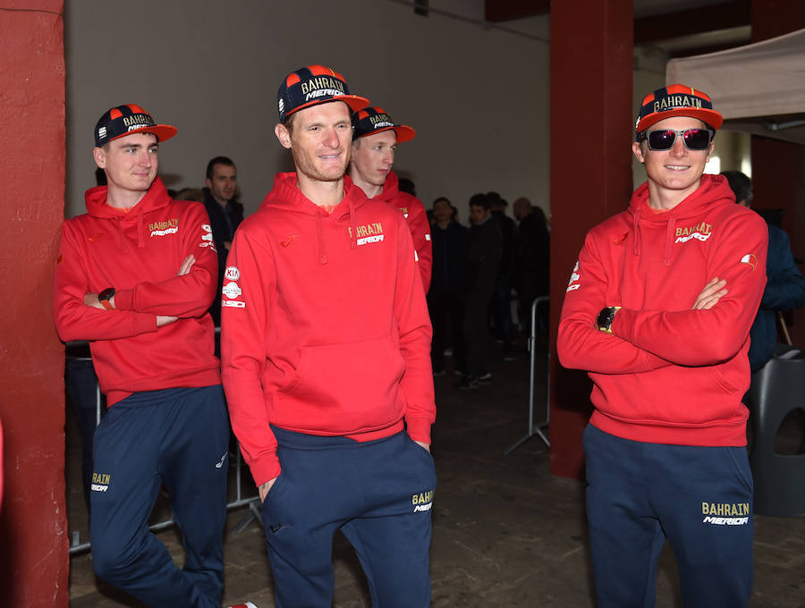 Los corredores de la Vuelta al País Vasco posaron para la afición en Zumarraga antes del inicio de la competición